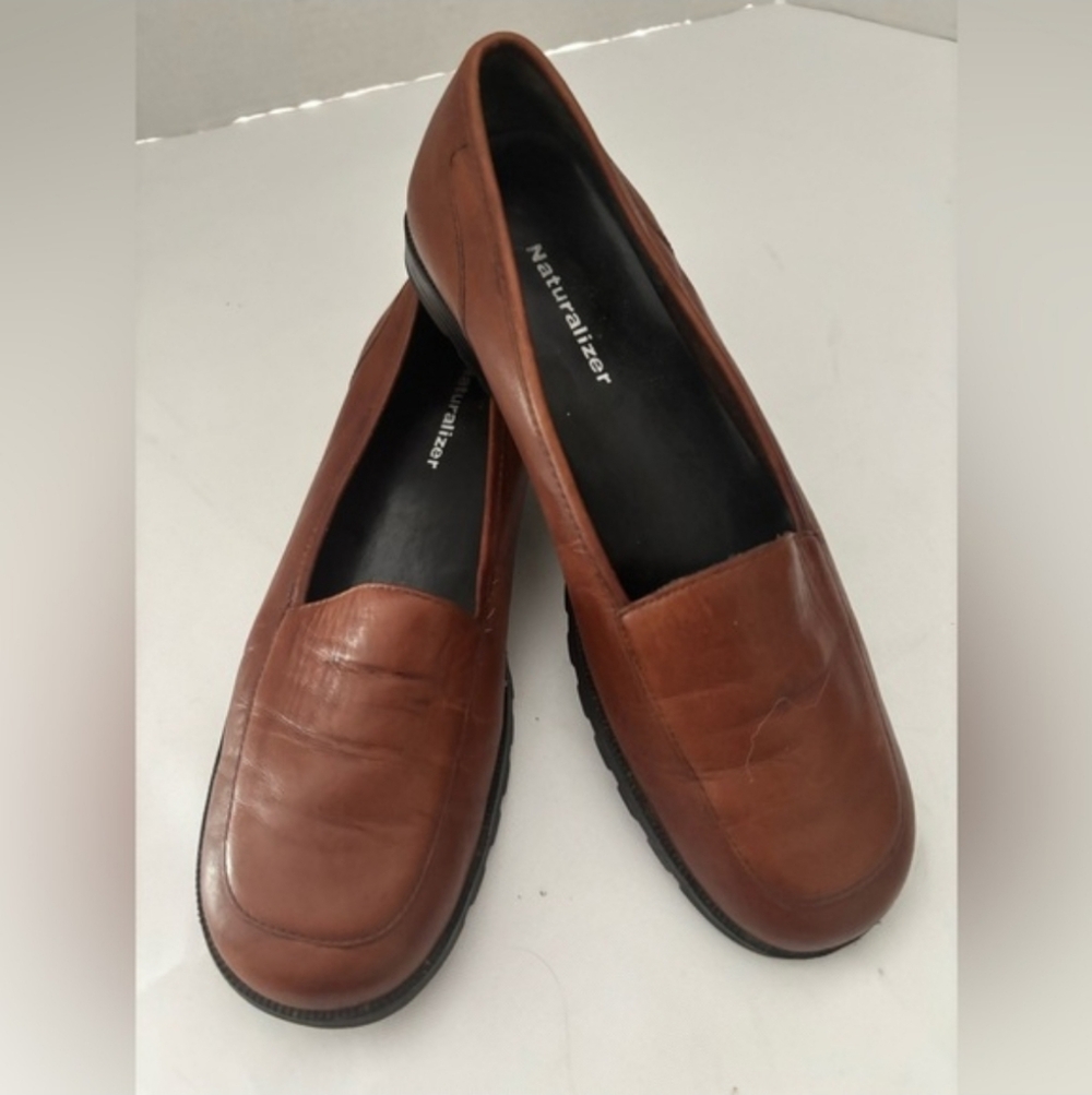 🤎 It's Giving Carolyn ~ Cognac Leather Loafers - Picture 3 of 11